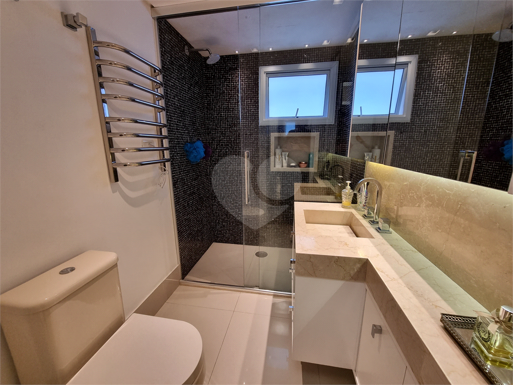 Apartamento amplo e totalmente reformado no Jardim São Paulo, um por andar.