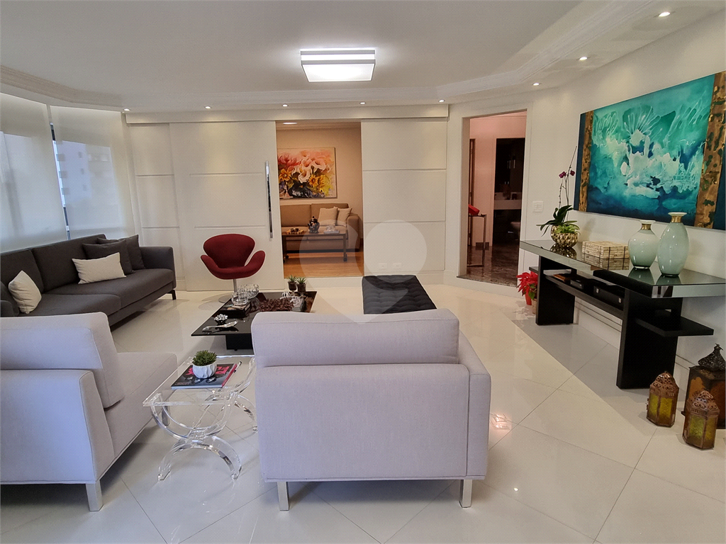 Apartamento amplo e totalmente reformado no Jardim São Paulo, um por andar.