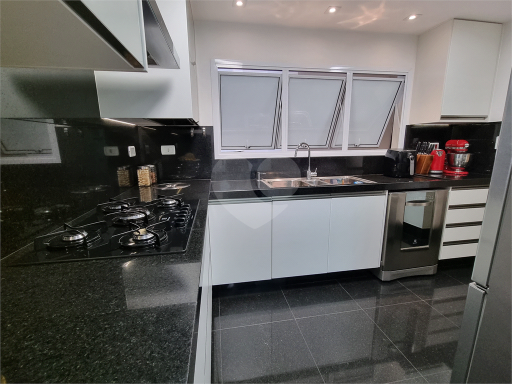 Apartamento amplo e totalmente reformado no Jardim São Paulo, um por andar.