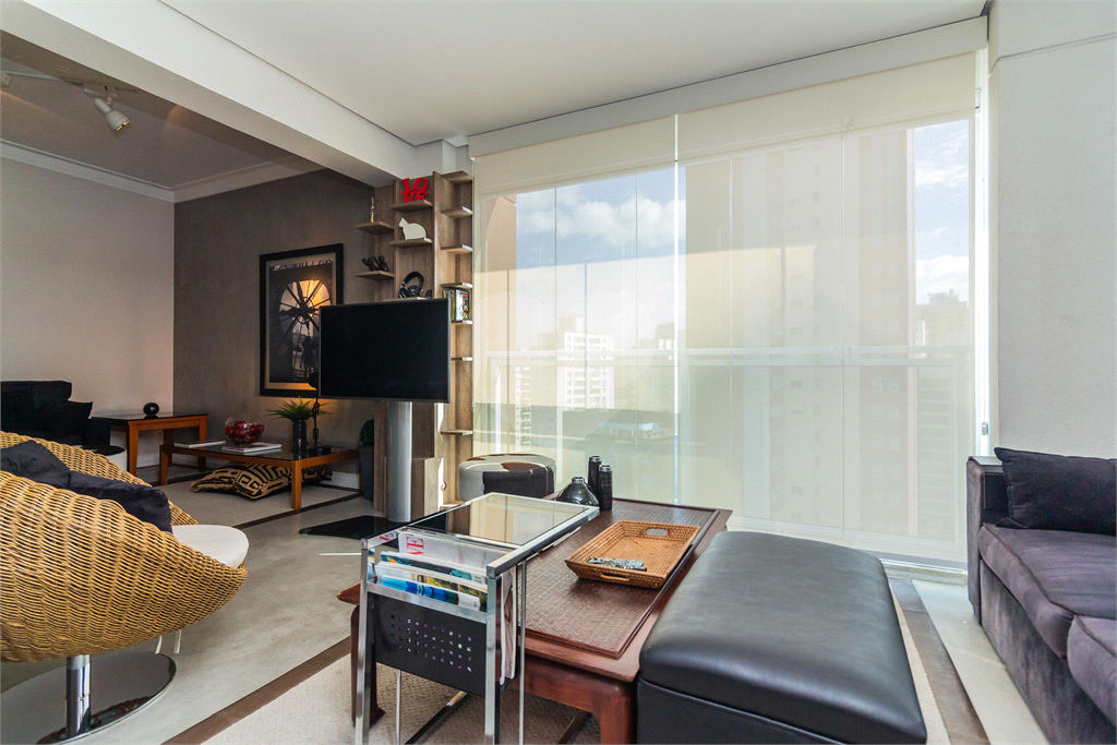 APARTAMENTO À VENDA REFORMADO E MOBILIADO COM 1 QUARTO, 58 M2 AU NO BAIRRO PARAÍSO.