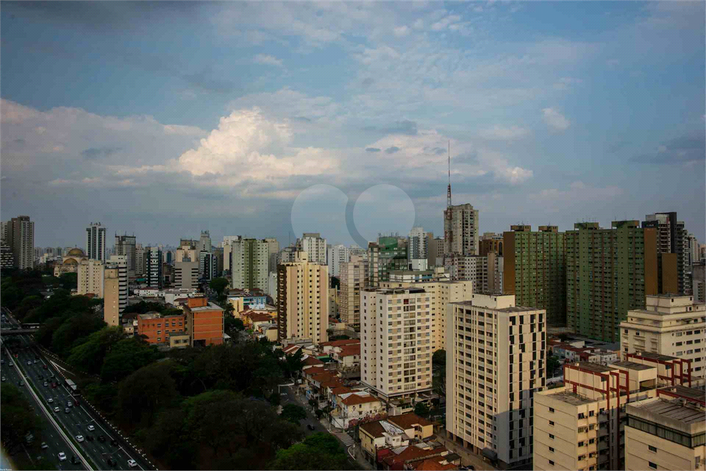 APARTAMENTO À VENDA REFORMADO E MOBILIADO COM 1 QUARTO, 58 M2 AU NO BAIRRO PARAÍSO.