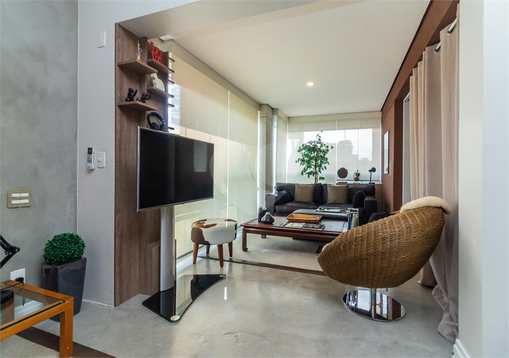 APARTAMENTO À VENDA REFORMADO E MOBILIADO COM 1 QUARTO, 58 M2 AU NO BAIRRO PARAÍSO.