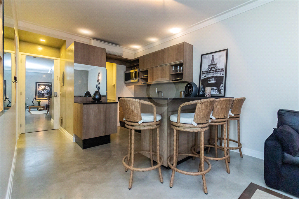 APARTAMENTO À VENDA REFORMADO E MOBILIADO COM 1 QUARTO, 58 M2 AU NO BAIRRO PARAÍSO.