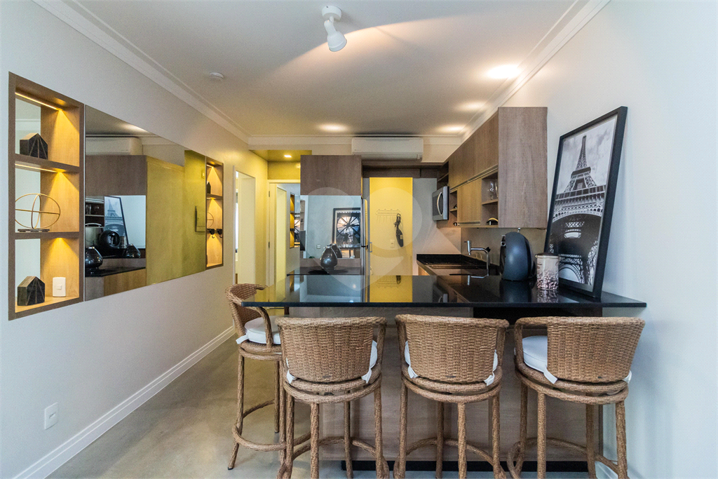 APARTAMENTO À VENDA REFORMADO E MOBILIADO COM 1 QUARTO, 58 M2 AU NO BAIRRO PARAÍSO.
