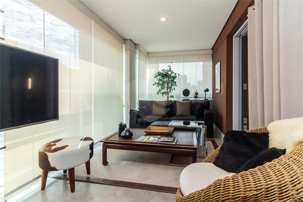 APARTAMENTO À VENDA REFORMADO E MOBILIADO COM 1 QUARTO, 58 M2 AU NO BAIRRO PARAÍSO.