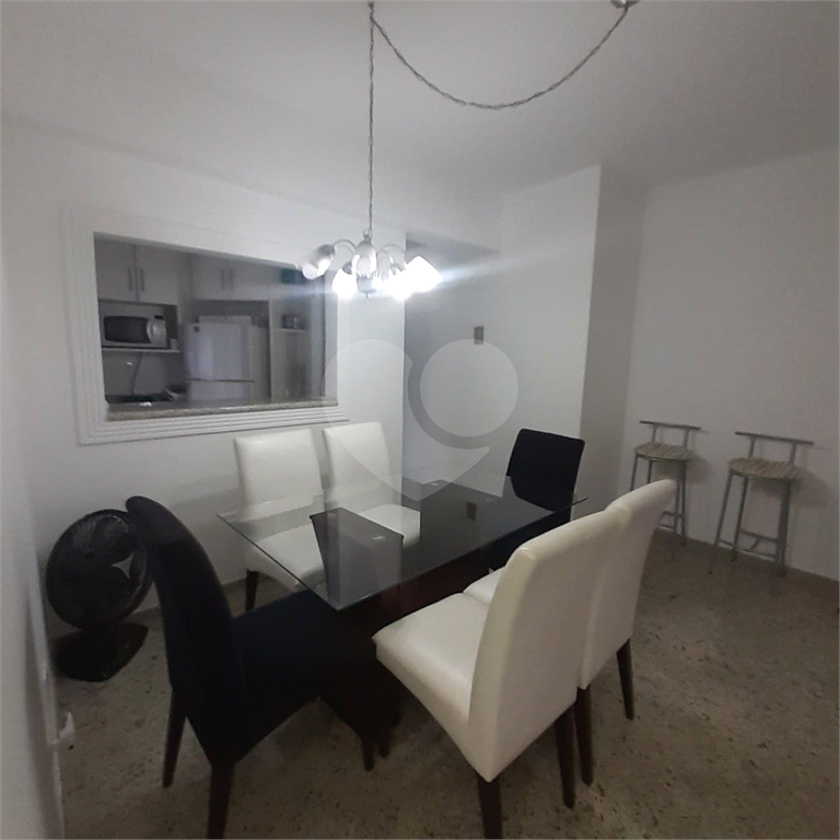 Apartamento no Guarujá com móveis planejados