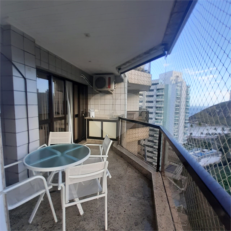 Apartamento no Guarujá com móveis planejados