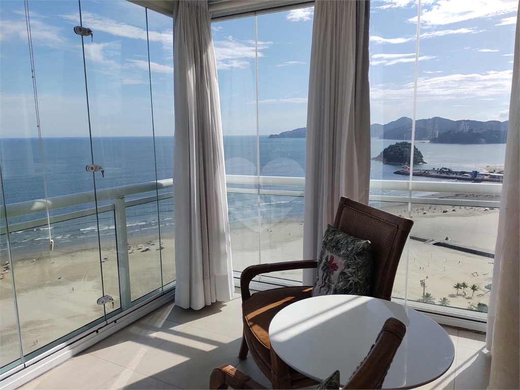 Apartamento em condomínio a beira-mar com serviços exclusivos.