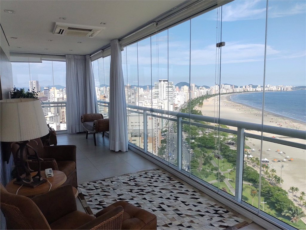 Apartamento em condomínio a beira-mar com serviços exclusivos.