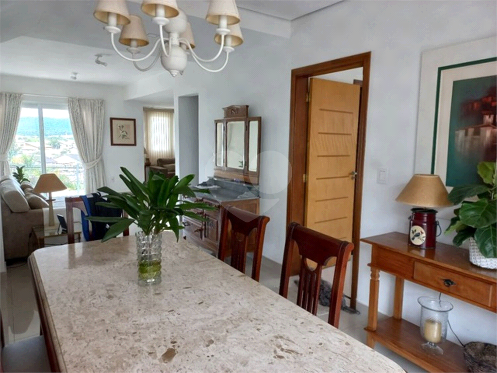 Casa de Condomínio à venda com 3 quartos, 242m² - Foto 3