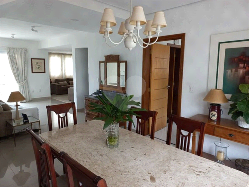 Casa de Condomínio à venda com 3 quartos, 242m² - Foto 2