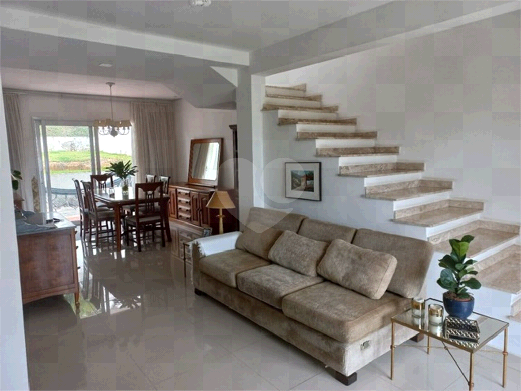 Casa de Condomínio à venda com 3 quartos, 242m² - Foto 1