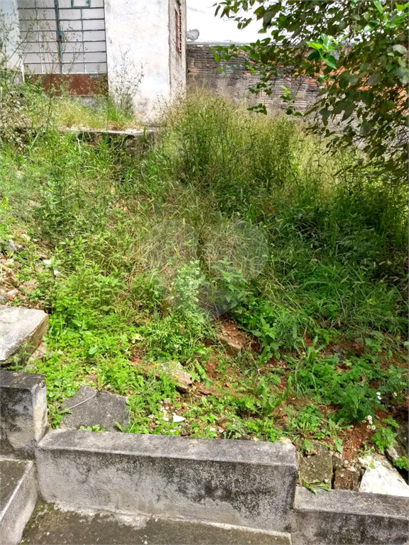TERRENO COM UMA CASA QUE PRECISA DE REFORMA