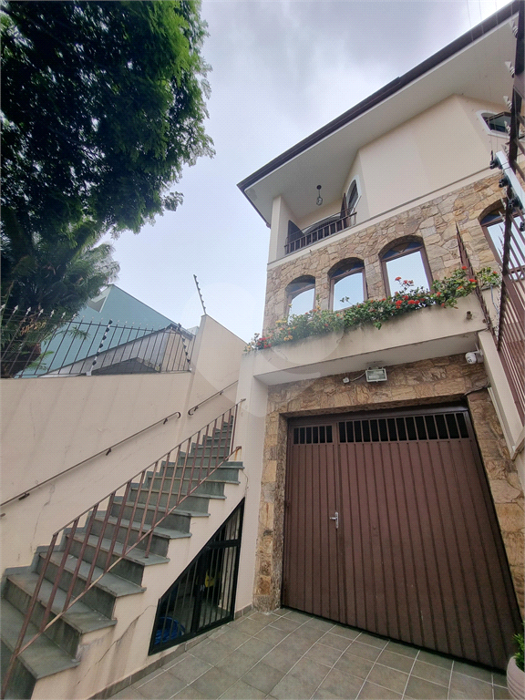 Sobrado com 177 m², 3 dormitórios e 5 vagas na Vila Isolina Mazzei