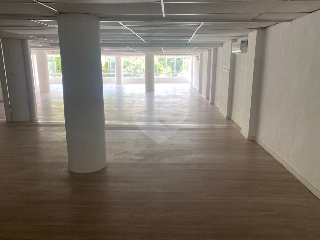 Sobreloja de 302 m² para locação na Rua Vergueiro,a 30 metros do Metrô Vergueiro