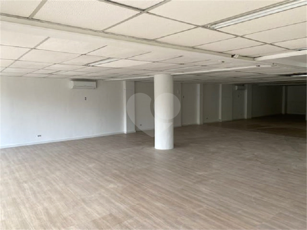 Sobreloja de 302 m² para locação na Rua Vergueiro,a 30 metros do Metrô Vergueiro