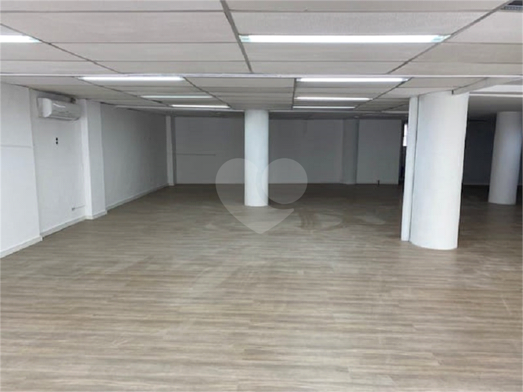 Sobreloja de 302 m² para locação na Rua Vergueiro,a 30 metros do Metrô Vergueiro