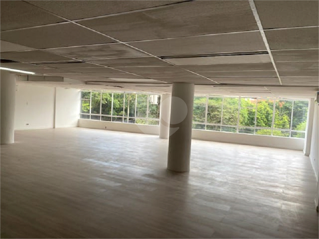 Sobreloja de 302 m² para locação na Rua Vergueiro,a 30 metros do Metrô Vergueiro