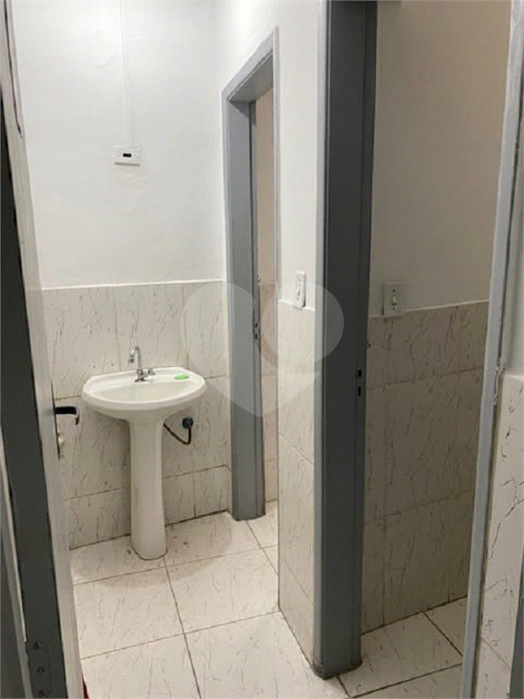 Sobreloja de 302 m² para locação na Rua Vergueiro,a 30 metros do Metrô Vergueiro