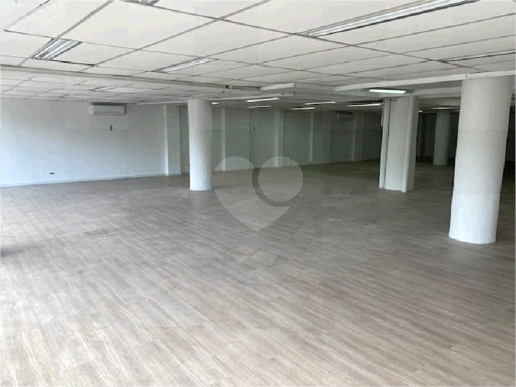Sobreloja de 302 m² para locação na Rua Vergueiro,a 30 metros do Metrô Vergueiro