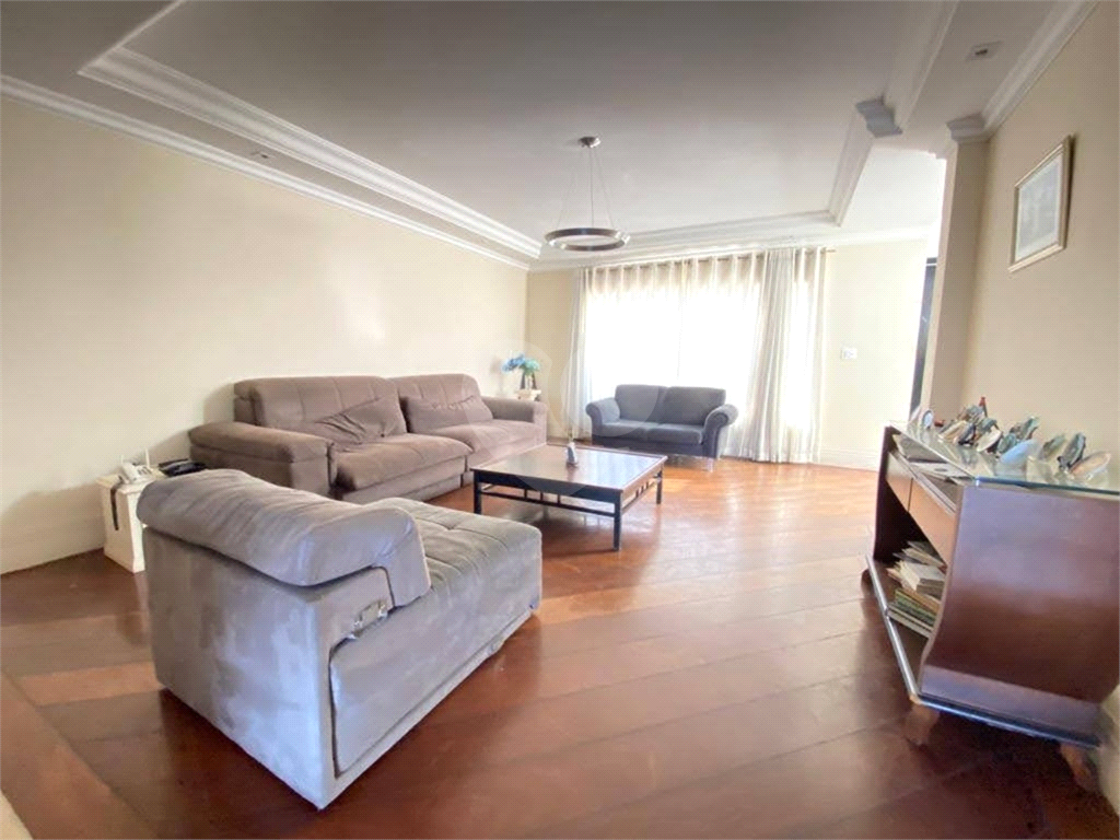 Casa à venda no Residencial 10 - 4 suítes, 5 vagas + Home office e área de lazer