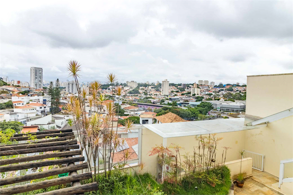 Sobrado com três andares e uma vista incrível. 