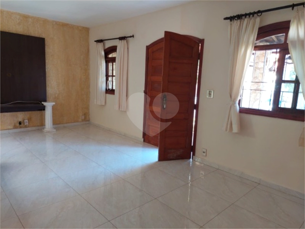 Casa à venda com 3 quartos, 177m² - Foto 1