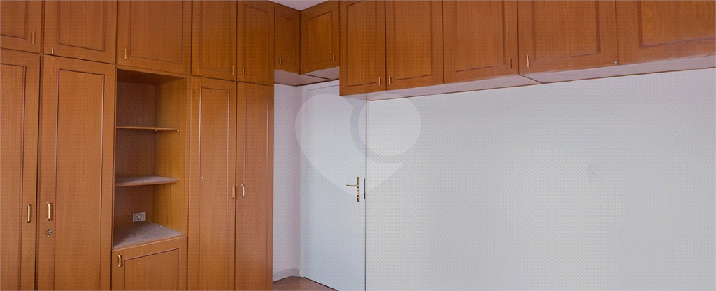 Amplo apartamento à venda no Bom Retiro com 2 quartos sendo 1 suíte, 1 vaga-Portaria 24 horas