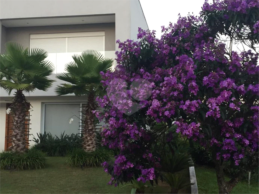 Suntuosa casa para locaçao e venda no Residencial Genesis 1 - 4 suítes e 6 vagas 