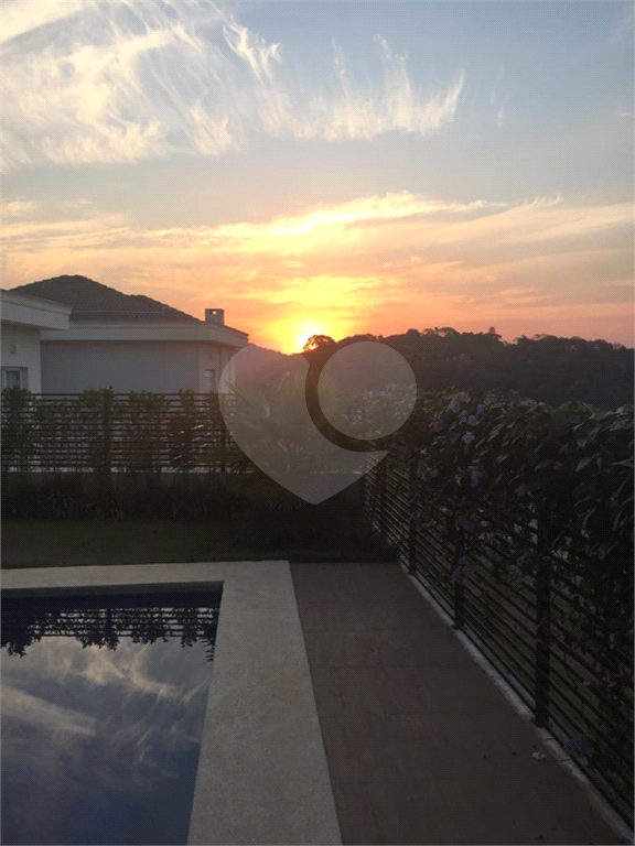 Suntuosa casa para locaçao e venda no Residencial Genesis 1 - 4 suítes e 6 vagas 
