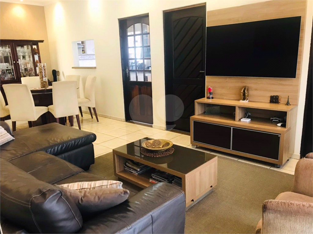 Sobrado em Guarulhos de 188m², 5 vagas 