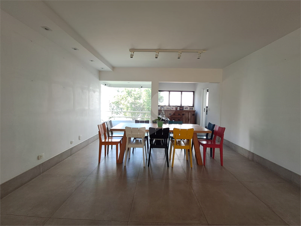 Imóvel de 226m² exclusivo com sala ampla 4 quartos, 2 suítes, 4 vagas Higienópolis