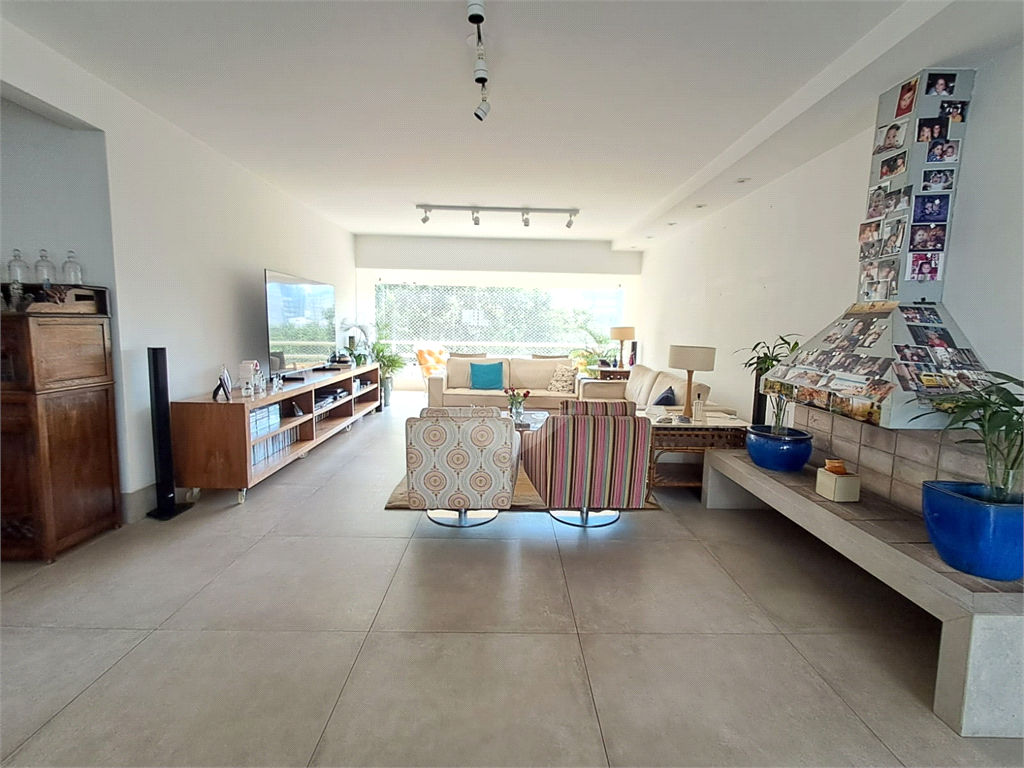 Imóvel de 226m² exclusivo com sala ampla 4 quartos, 2 suítes, 4 vagas Higienópolis
