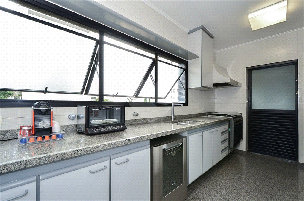Imóvel de 226m² exclusivo com sala ampla 4 quartos, 2 suítes, 4 vagas Higienópolis