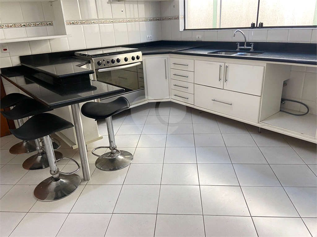 Sobrado 3 suites com 4 vagas e piscina