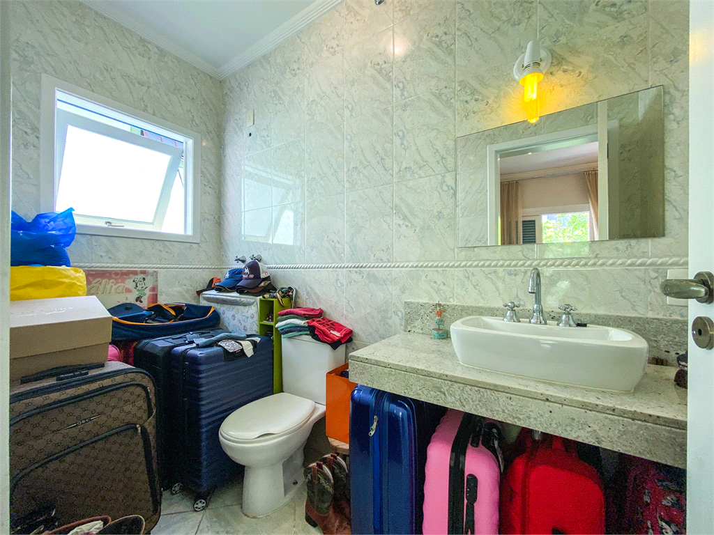 Casa para venda em condomínio fechado, com 351 m, 4 suítes e quatro vagas no Horto Florestal!