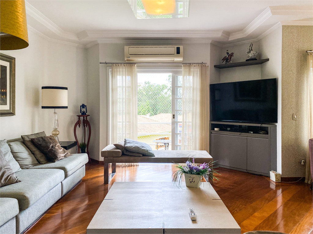 Casa para venda em condomínio fechado, com 351 m, 4 suítes e quatro vagas no Horto Florestal!
