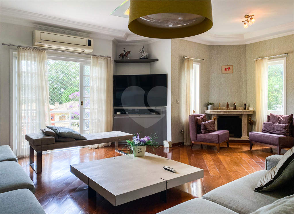 Casa para venda em condomínio fechado, com 351 m, 4 suítes e quatro vagas no Horto Florestal!