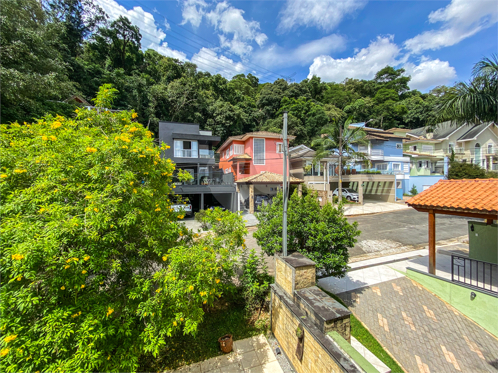 Casa para venda em condomínio fechado, com 351 m, 4 suítes e quatro vagas no Horto Florestal!