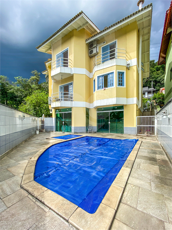 Casa para venda em condomínio fechado, com 351 m, 4 suítes e quatro vagas no Horto Florestal!