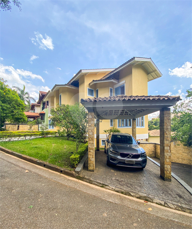 Casa para venda em condomínio fechado, com 351 m, 4 suítes e quatro vagas no Horto Florestal!