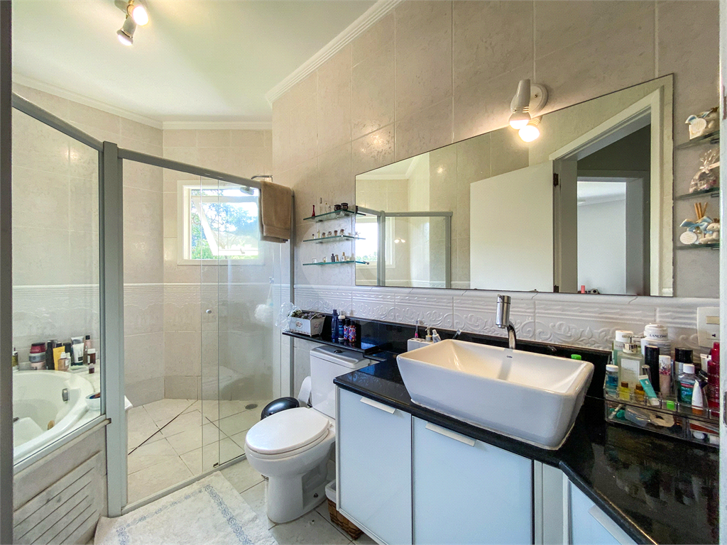 Casa para venda em condomínio fechado, com 351 m, 4 suítes e quatro vagas no Horto Florestal!