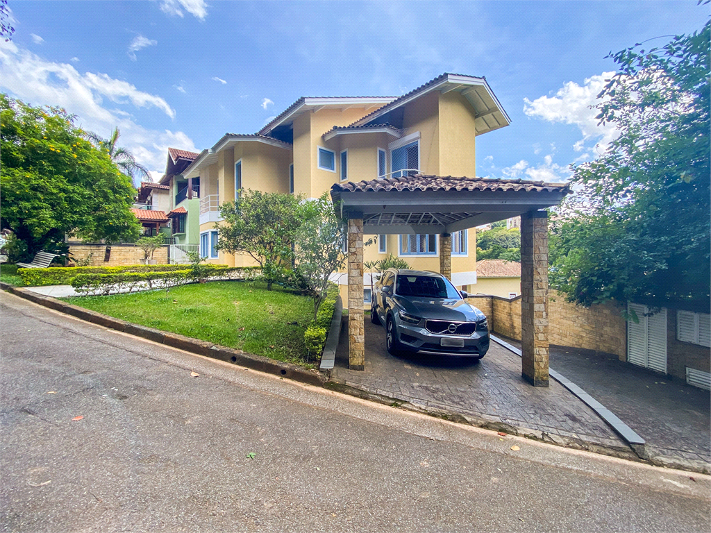 Casa para venda em condomínio fechado, com 351 m, 4 suítes e quatro vagas no Horto Florestal!