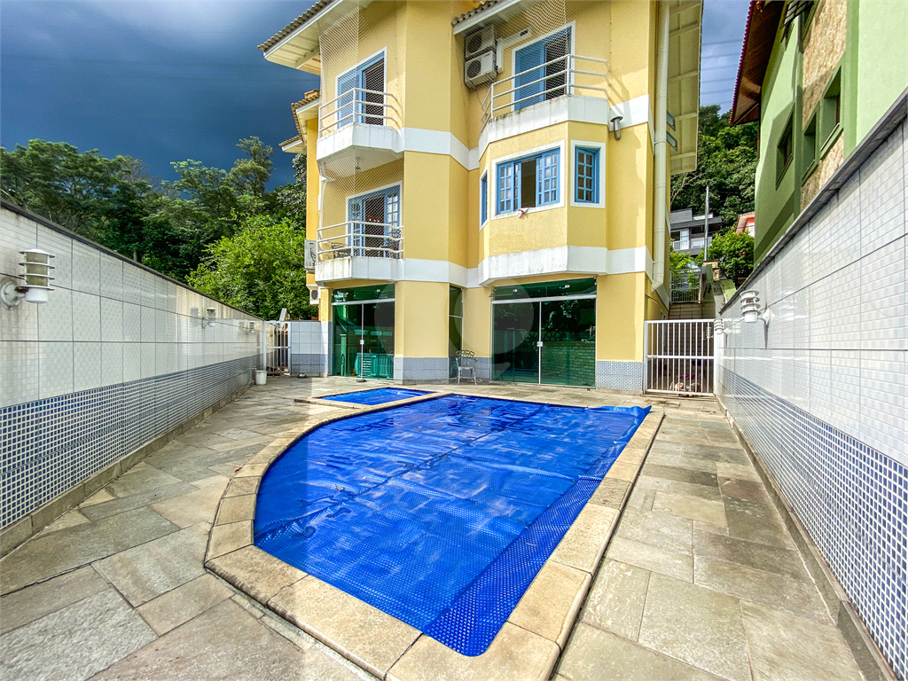 Casa para venda em condomínio fechado, com 351 m, 4 suítes e quatro vagas no Horto Florestal!