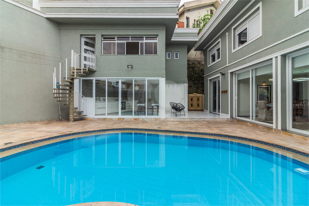 CASA Á VENDA COM 4 QUARTOS, 4 SUÍTES, 4 VAGAS, PISCINA EM ALTO DE PINHEIROS.