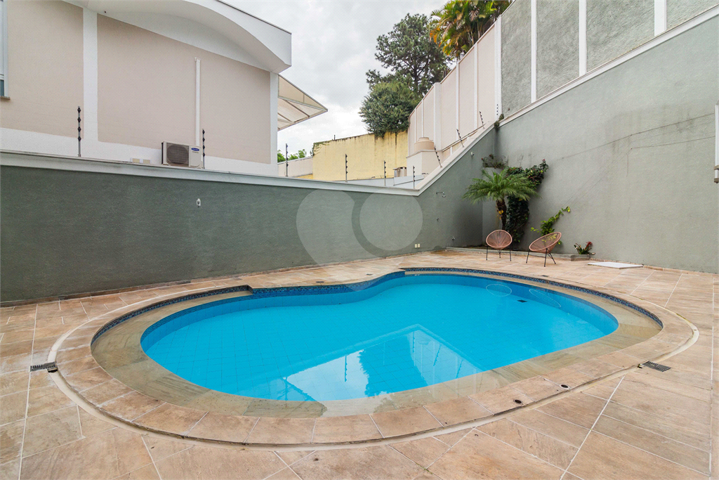 CASA Á VENDA COM 4 QUARTOS, 4 SUÍTES, 4 VAGAS, PISCINA EM ALTO DE PINHEIROS.