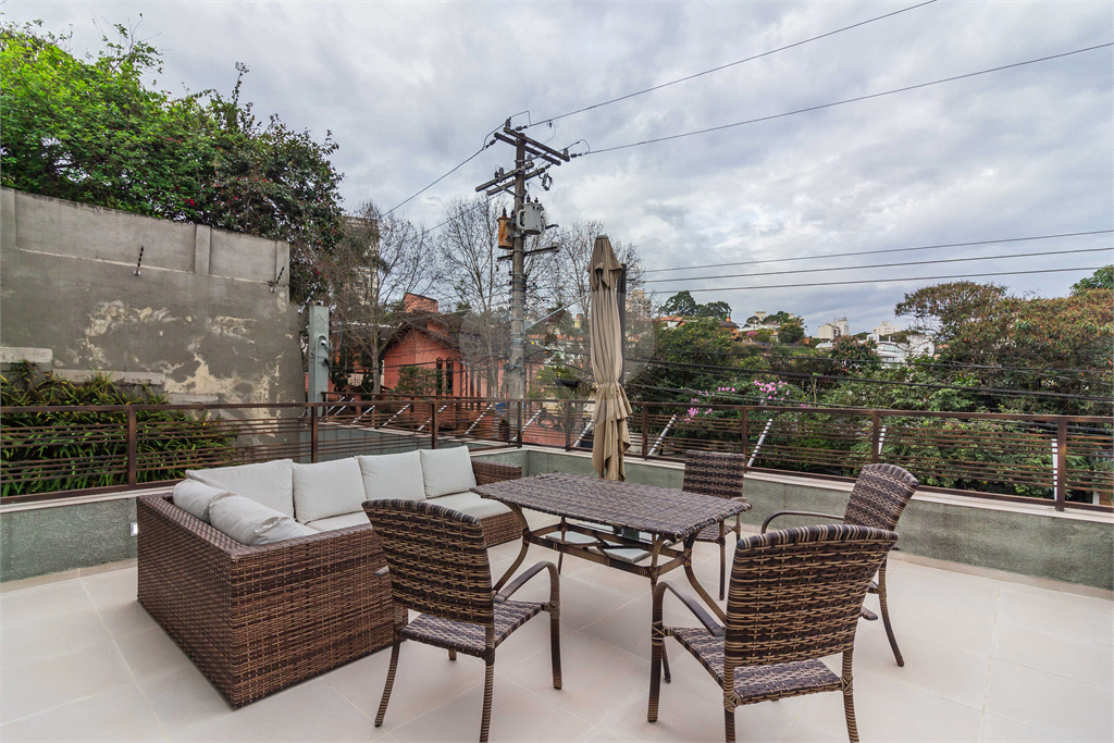 CASA Á VENDA COM 4 QUARTOS, 4 SUÍTES, 4 VAGAS, PISCINA EM ALTO DE PINHEIROS.