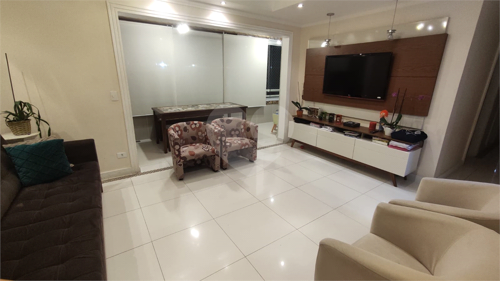 APARTAMENTO em JARDIM ZAIRA