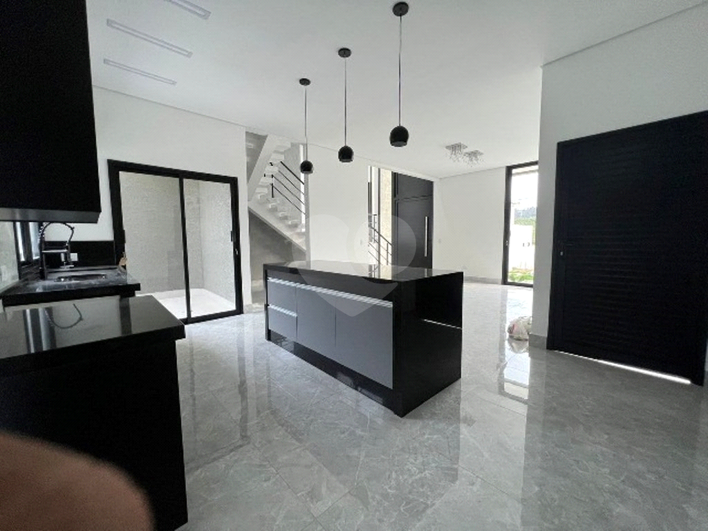 Casa em condomínio 334m²  com 3 suítes + Suíte master e 4 vagas 