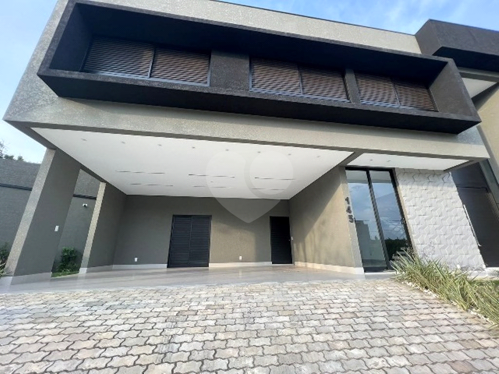 Casa em condomínio 334m²  com 3 suítes + Suíte master e 4 vagas 